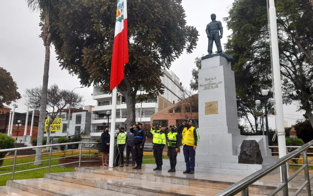 Participaron en el acto cívico personal de la Subgerencia de Logística del municipio de Chorrillos, representante de la Policía Nacional del Perú y ciudadanía.
