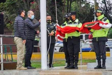 En la ceremonia participaron la escolta y banda de la Policía Nacional del Perú;  la escolta de serenazgo y funcionarios municipales del distrito.